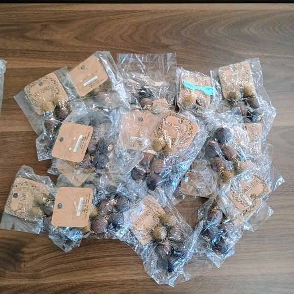 RESELLERS.....Brown and Beige  New Earrings - Picture 1 of 4